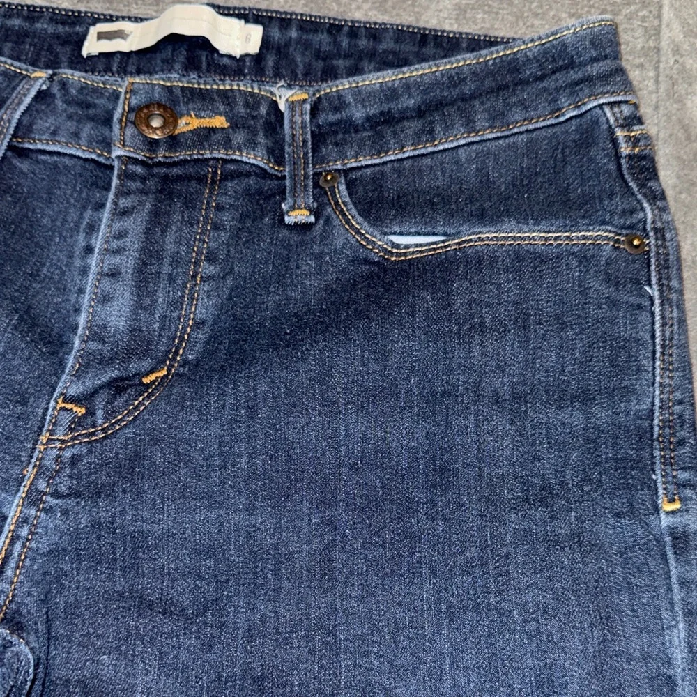 Levis Strauss- Women’s Classic Blue Denim Cuffed Capris Size 6 - Picture 7 of 15